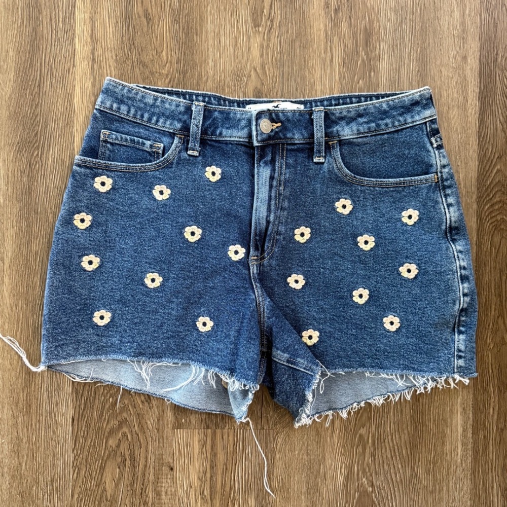 Hollister Curvy High-Rise Mom Shorts 11 W30 Daisy Embroidered Denim Cutoffs 3"